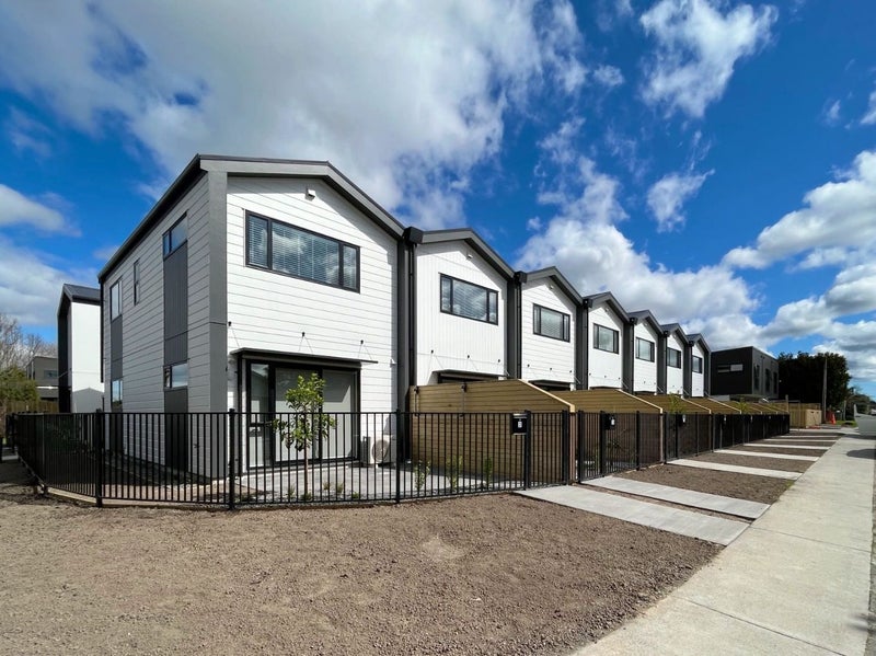 2F Stokes Avenue, Te Atatu Peninsula, Auckland - Carousel 1