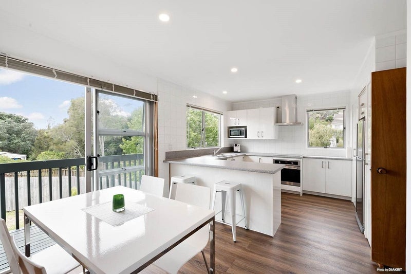 2/28 Scarlock Avenue, Browns Bay, Auckland - Carousel 2