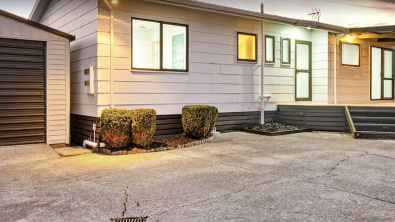 2/4 Fiesta Drive, Half Moon Bay, Auckland - Carousel 1