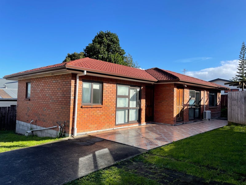 11 Correa Court, Goodwood Heights, Auckland - Carousel 1