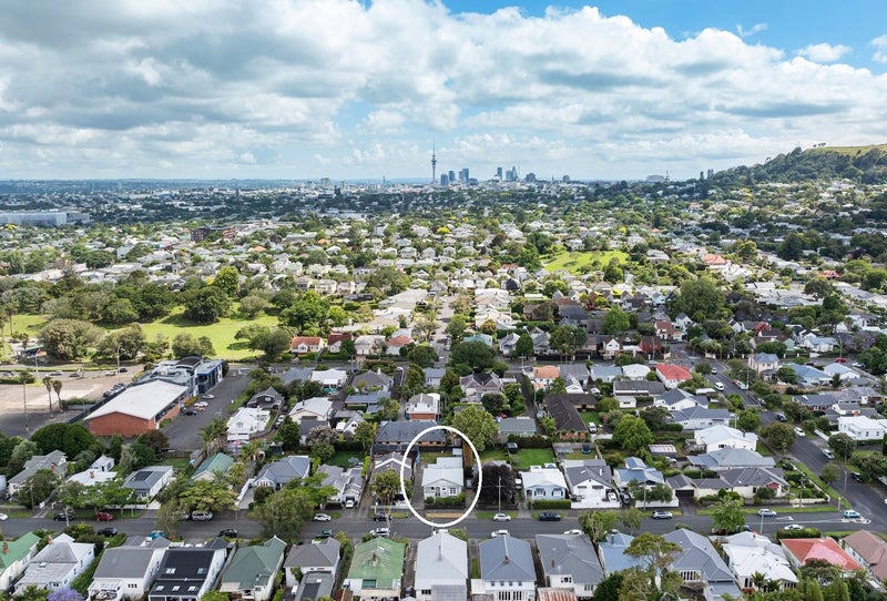 34 Rocklands Avenue, Mount Eden, Auckland - Carousel 1