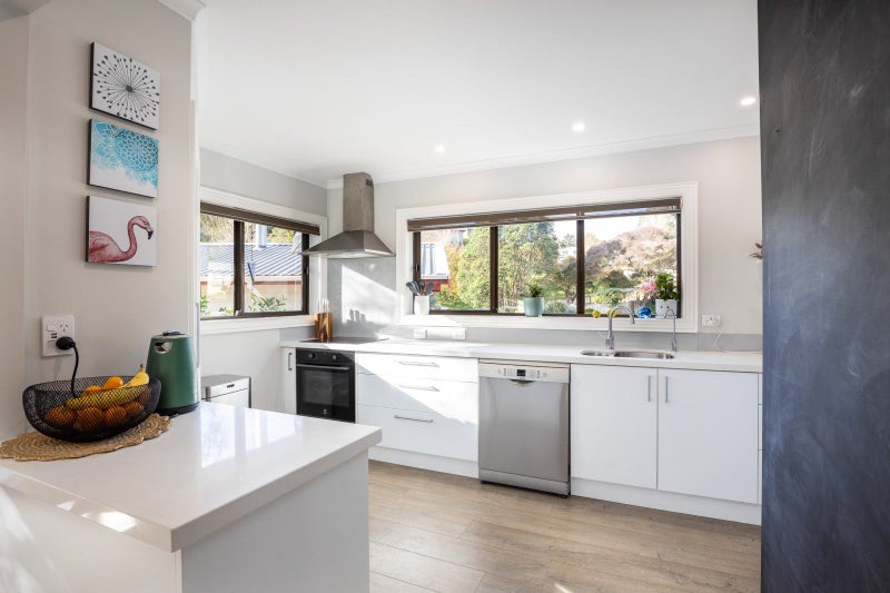 9 Lombardy Place, Whalers Gate, New Plymouth - Carousel 2