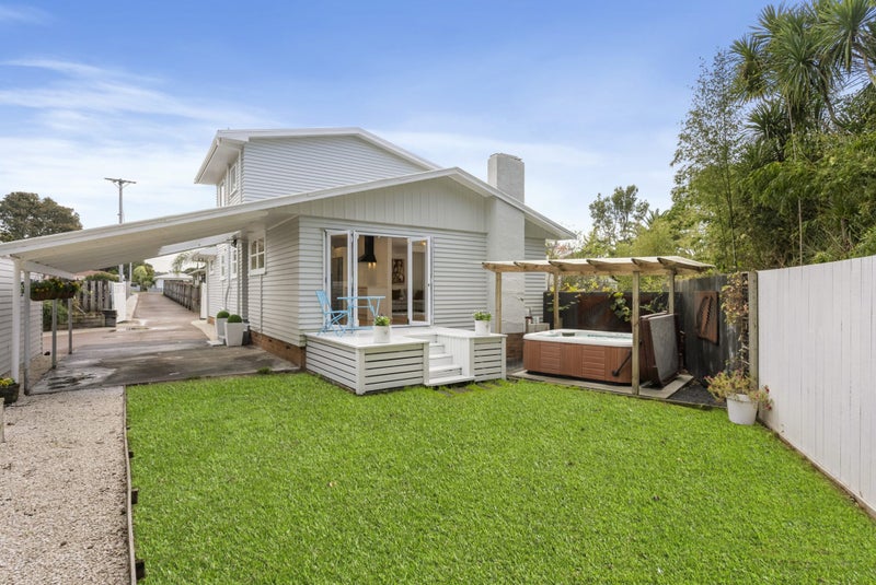 1/12 Vardon Road, Green Bay, Auckland - Carousel 2