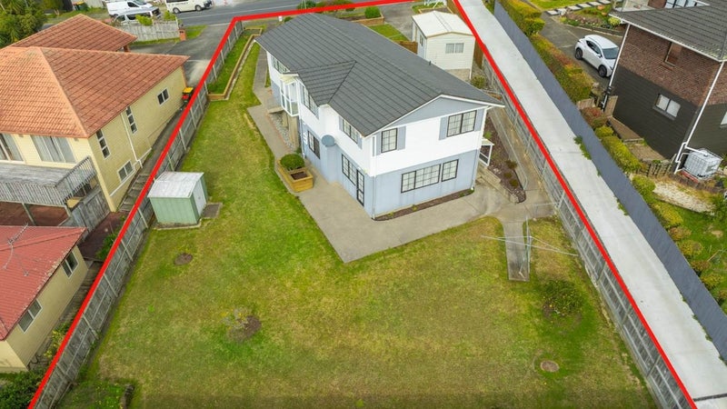 142 Oaktree Avenue, Browns Bay, Auckland - Carousel 1