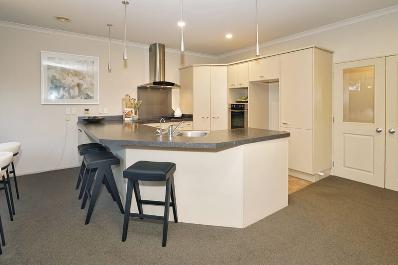 62 St James Drive, Huntington, Hamilton - Carousel 2