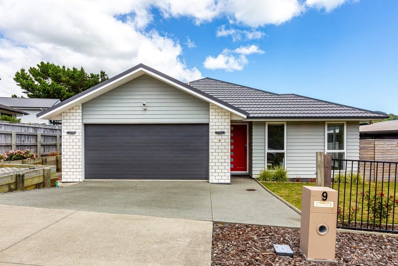 9 Wairau LANE, Aotea, PORIRUA - Carousel 1