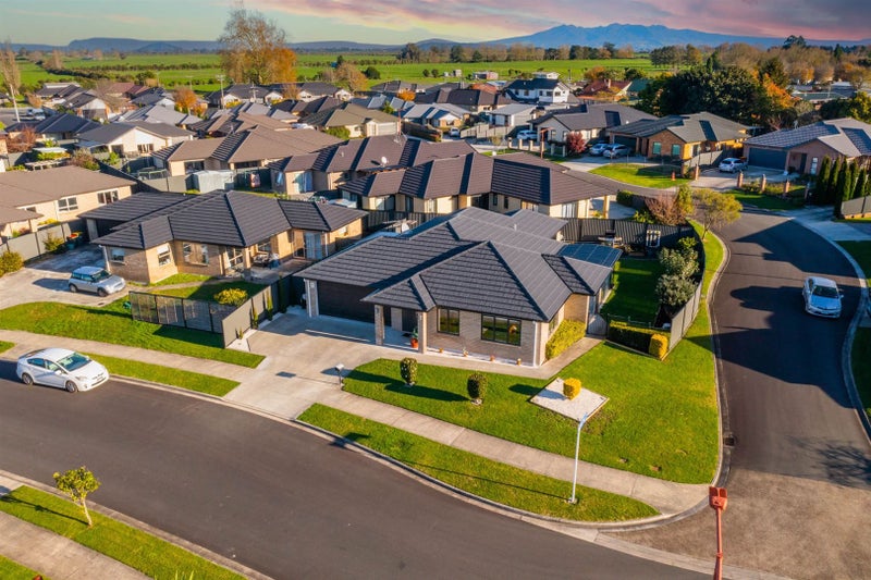 11 Stan Heather Drive, Glenview, Hamilton - Carousel 1