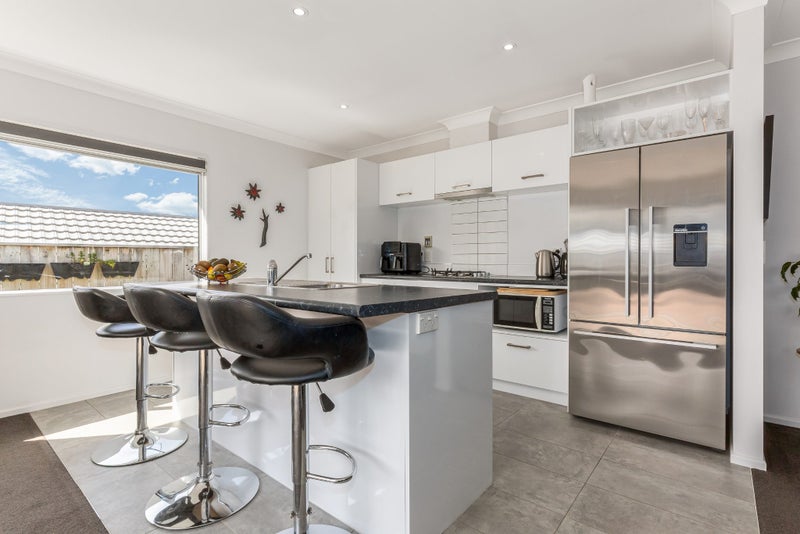 4 Moonsail Drive, Whitby, Porirua - Carousel 2