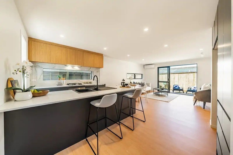 5/8 Victoria Street, Ebdentown, Upper Hutt - Carousel 2