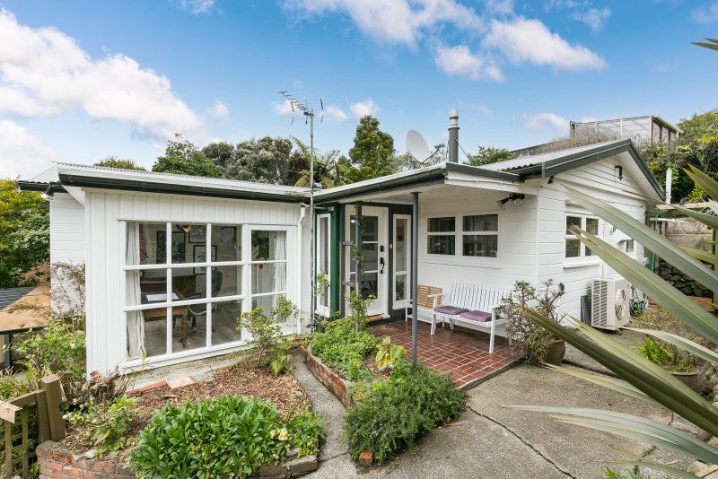 9 Magdalen Street, Tawa, Wellington - Carousel 1