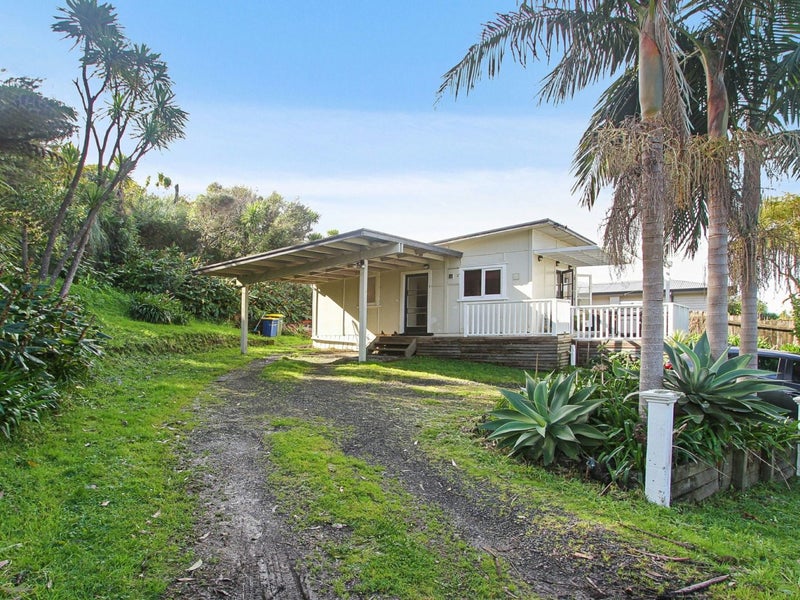 4 McEldowney Road, Titirangi, Auckland - Carousel 1