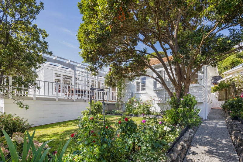 15 Ashleigh Crescent, Miramar, Wellington - Carousel 1