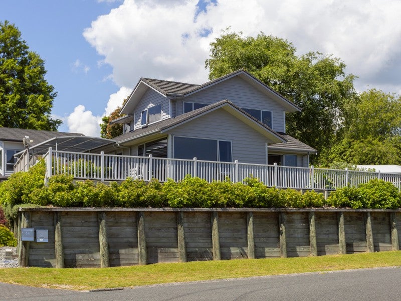 14 Chesham Avenue, Waipahihi, Taupo - Carousel 1