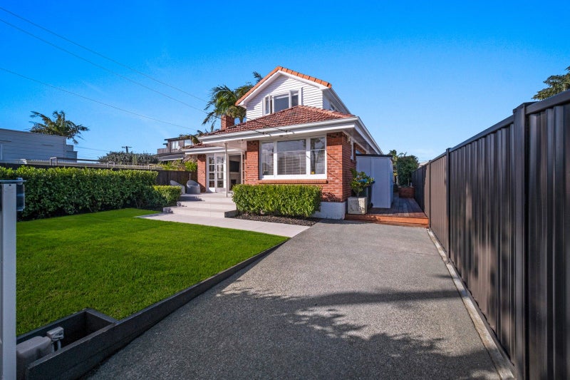 4 Humariri Street, Point Chevalier, Auckland - Carousel 1