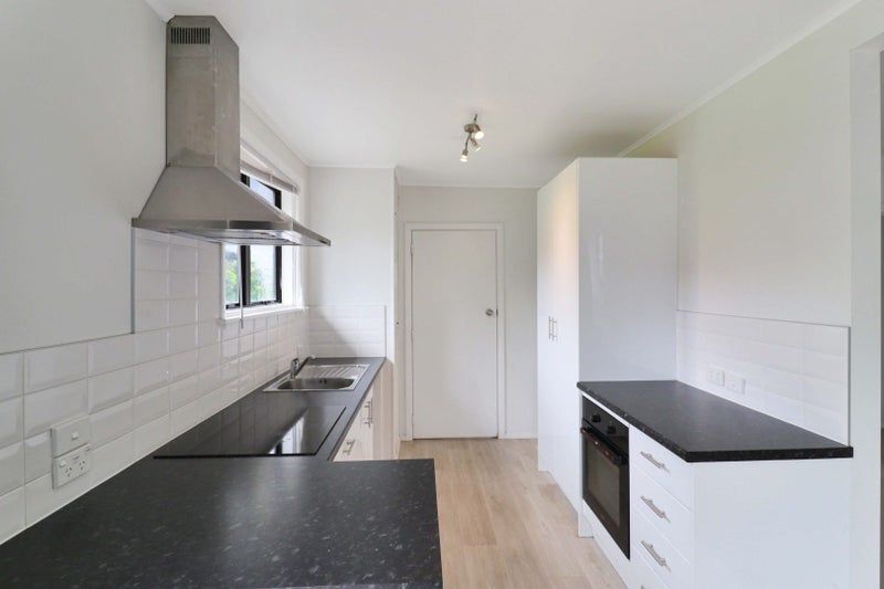 32 Victory Crescent, Tawa, Wellington - Carousel 2
