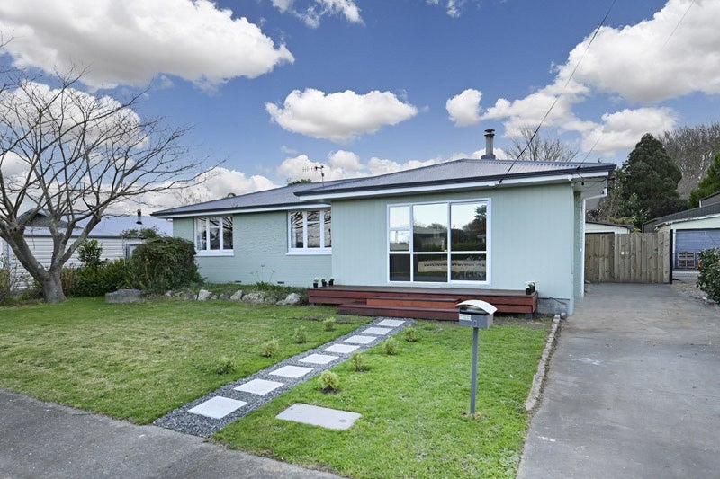 10 Read Crescent, Clive, Clive - Carousel 1