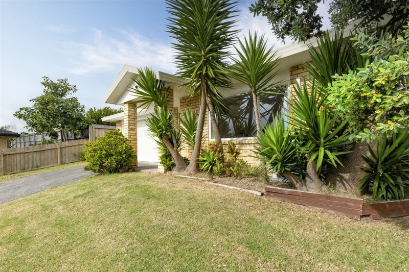 49 Castlefinn Drive, Weymouth, Auckland - Carousel 2