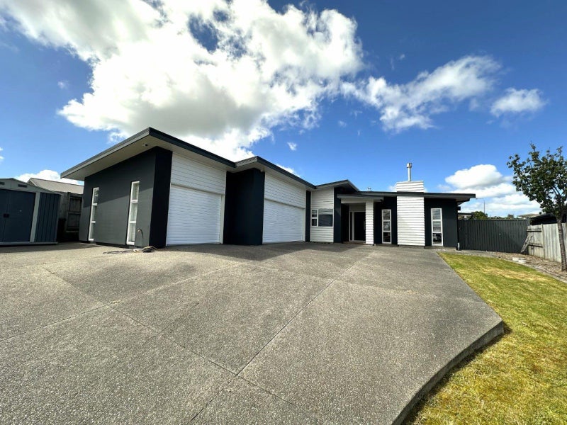 15 Monaco Grove, Fitzherbert, Palmerston North - Carousel 1