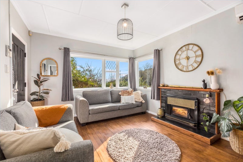 38 Raroa Terrace, Tawa, Wellington - Carousel 1