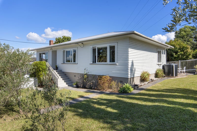 17 Lyndhurst Road, Te Atatu South, Auckland - Carousel 1