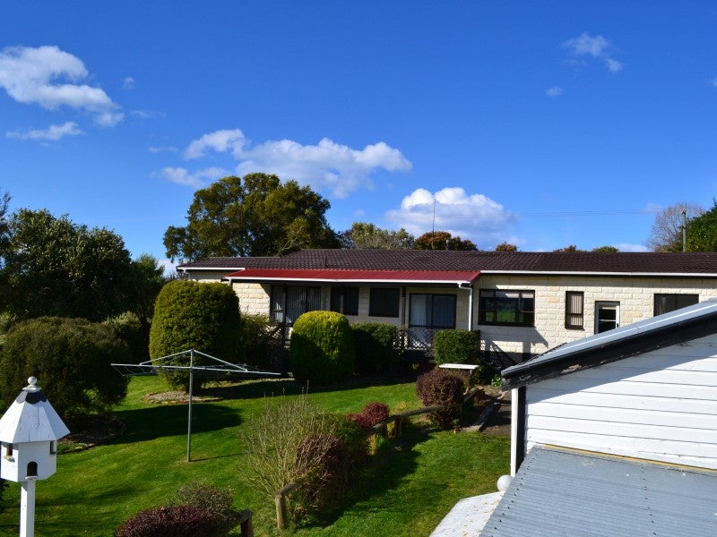 77 Round Hill Road, Reidston - Carousel 1