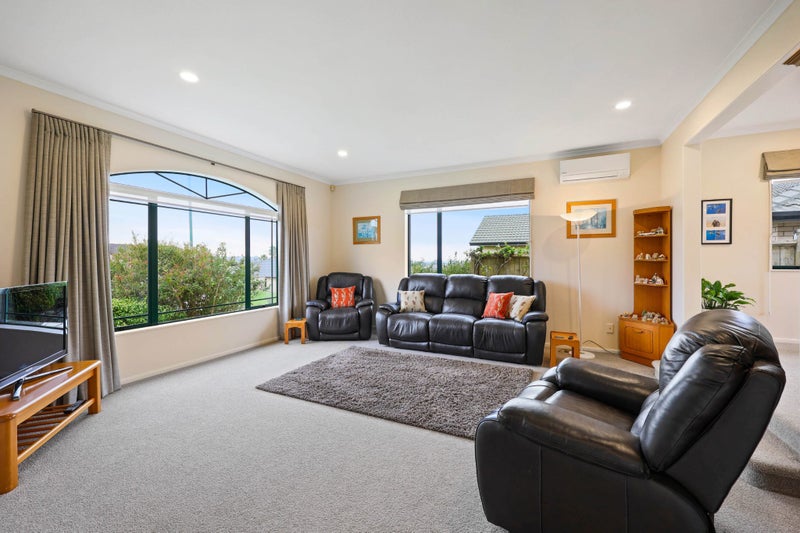 8 Amesbury Rise, Henderson, Auckland - Carousel 2