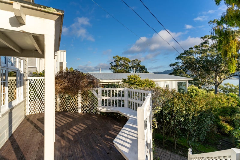 27 Marine Parade, Macandrew Bay, Dunedin - Carousel 2