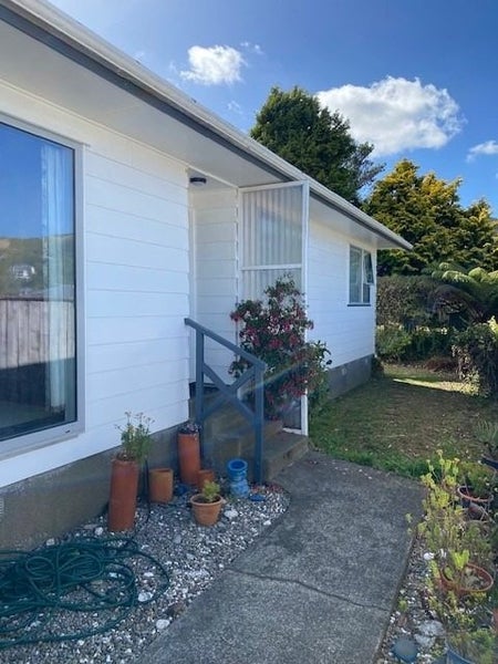 42A Mahoe Street, Tawa, Wellington - Carousel 2
