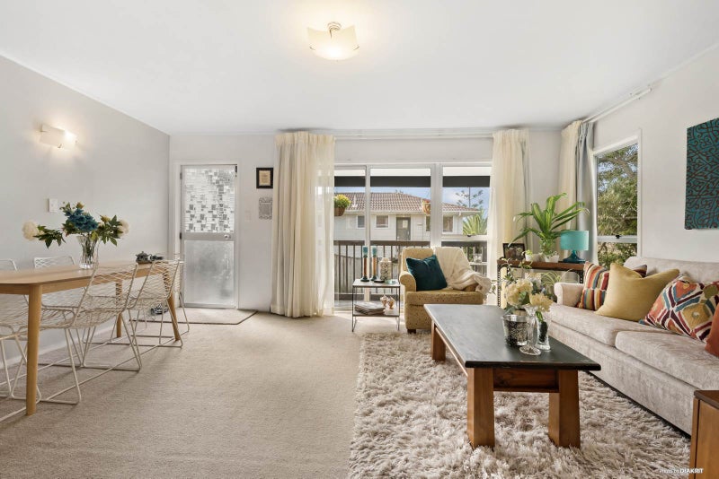 2/12 Scarlock Avenue, Browns Bay, Auckland - Carousel 1