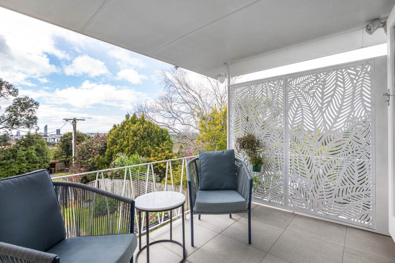 9 Deuxberry Avenue, Northcote, Auckland - Carousel 1