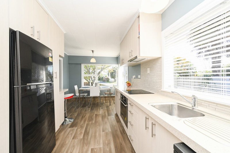 17 Henley Crescent, Pirimai, Napier - Carousel 2