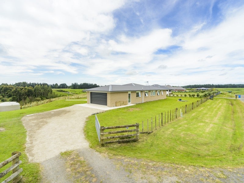 25 Highland View Drive, Tokomaru, Palmerston North - Carousel 1