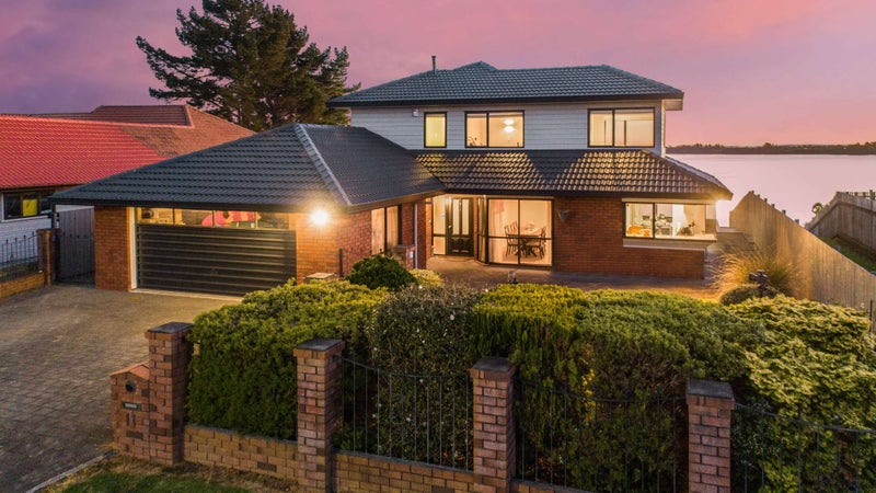 11 Elana Court, Conifer Grove, Takanini - Carousel 1