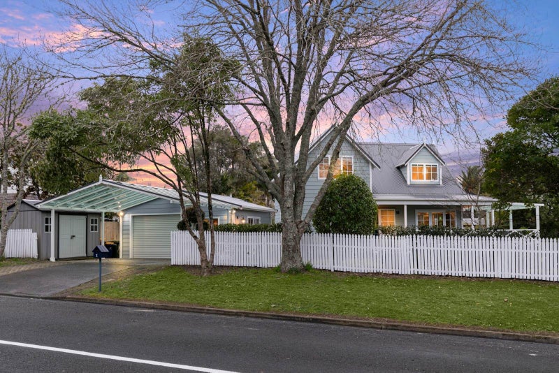 1 Waipuia Place, Greenhithe, Auckland - Carousel 1