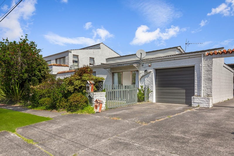 2/1 Akehurst Avenue, New Lynn, Auckland - Carousel 1