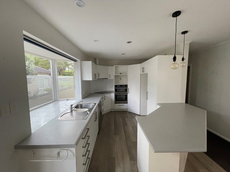 90 Cliff View Drive, Green Bay, Auckland - Carousel 2