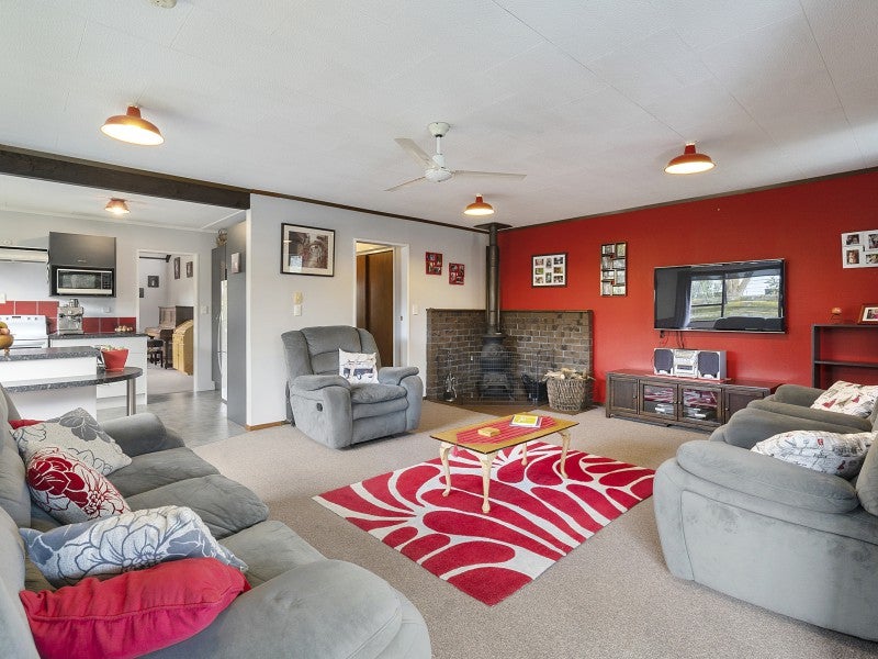 8 Sunshine Avenue, Paraparaumu - Carousel 1