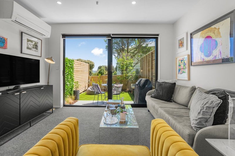 4C Ferry Road, Days Bay, Lower Hutt - Carousel 1