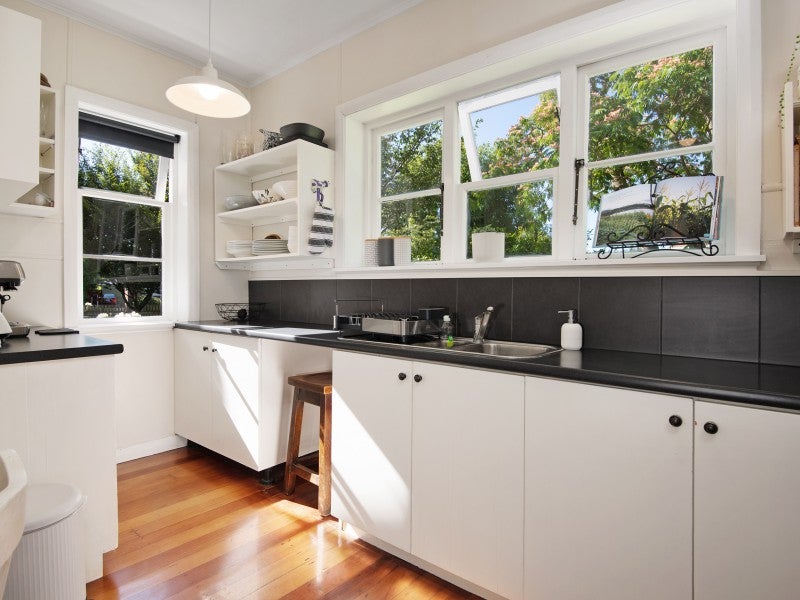 76 Savage Crescent, West End, Palmerston North - Carousel 2