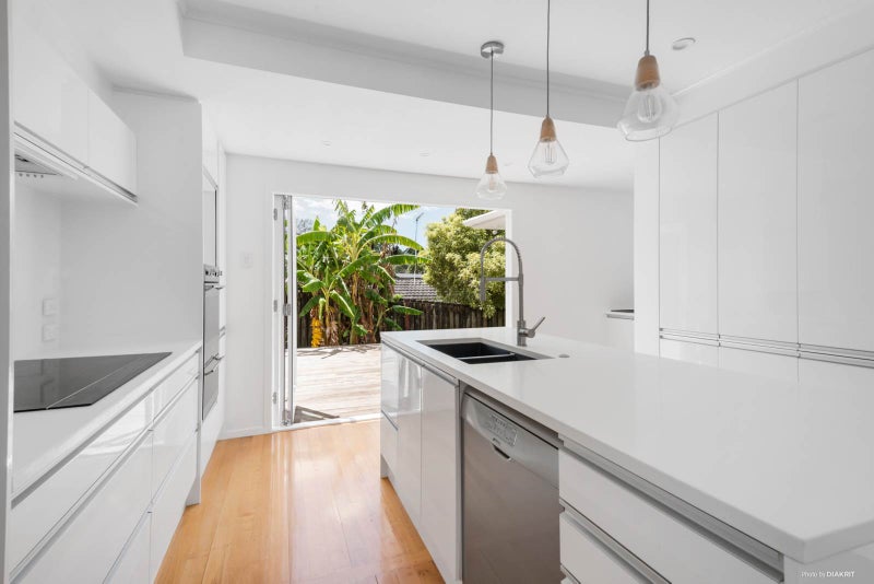 2/15 Cypress Place, Sunnynook, Auckland - Carousel 2