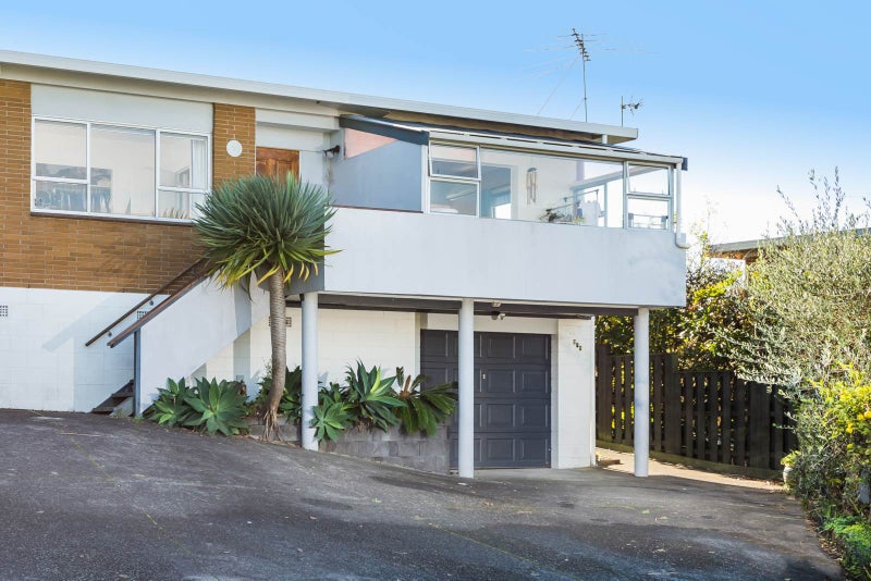 2/2 Camelot Place, Glenfield, Auckland - Carousel 2
