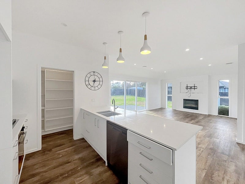 111 Johnstone Drive, Fitzherbert, Palmerston North - Carousel 2