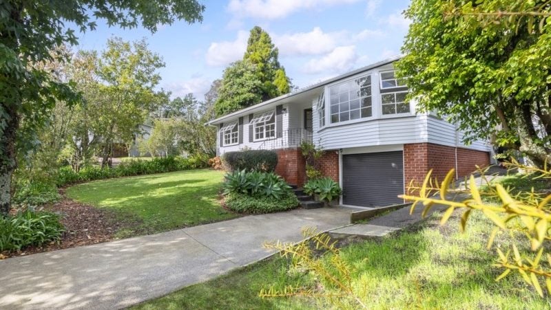 2 Pendlebury Street, Green Bay, Auckland - Carousel 1