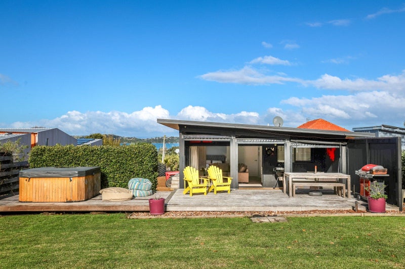 8 Nikau Road, Oneroa, Waiheke Island - Carousel 1