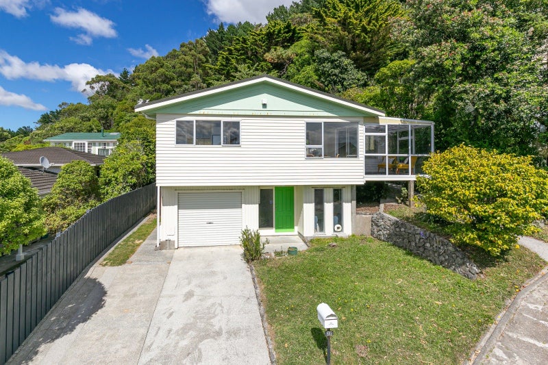27 Turriff Crescent, Tawa, Wellington - Carousel 1