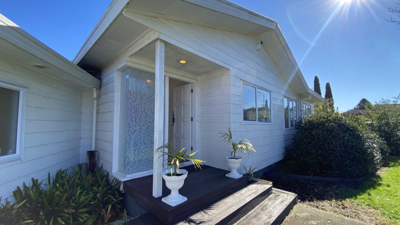 60 De Quincey Terrace, Highland Park, Auckland - Carousel 1