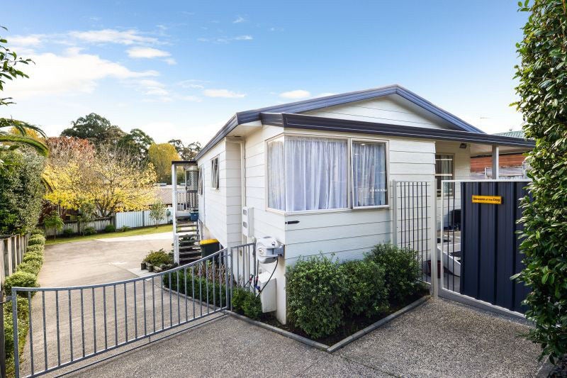 68 Dixon Road, Glenview, Hamilton - Carousel 2