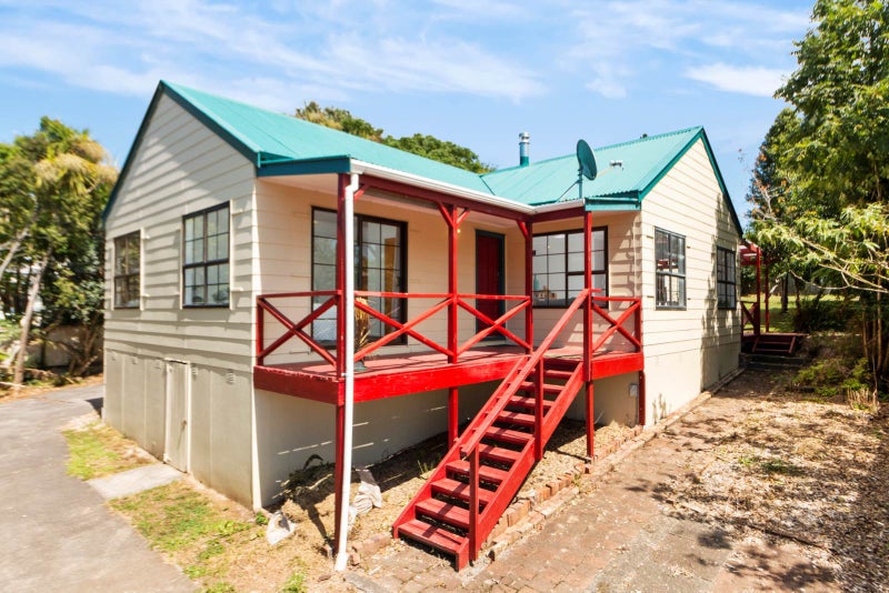7 Benita Place, Sunnyvale, Auckland - Carousel 1