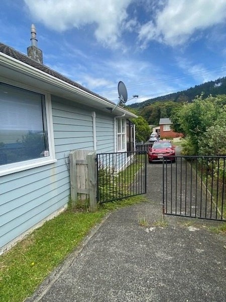 34 Victory Crescent, Tawa, Wellington - Carousel 2