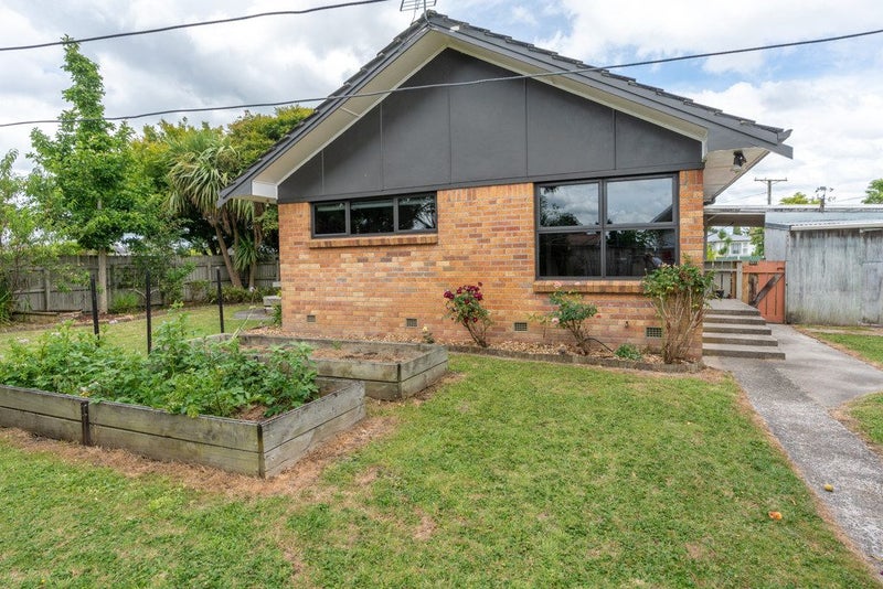 1 Southsea Crescent, Silverdale, Hamilton - Carousel 17